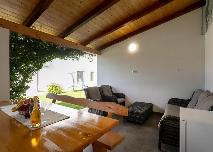 House Demetra By Briskva Vila Tinjan